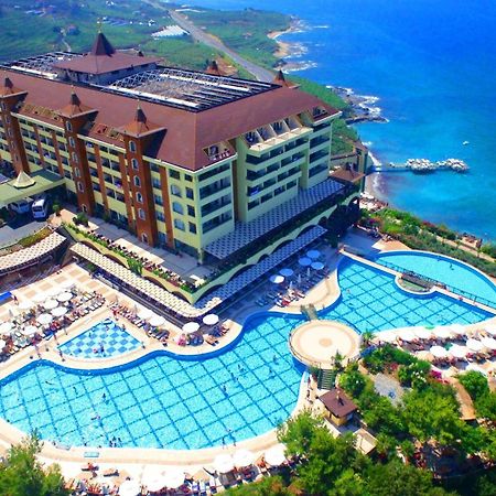 ยูโทเปีย เวิร์ลด์ Hotel คาร์ยิจัค ภายนอก รูปภาพ